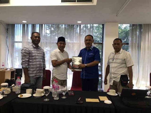 Penyerahan naskah akademik pengusulan Banau bin Alum sebagai pahlawan nasional dari Kabupaten Halmahera Barat. Foto: Istimewa
