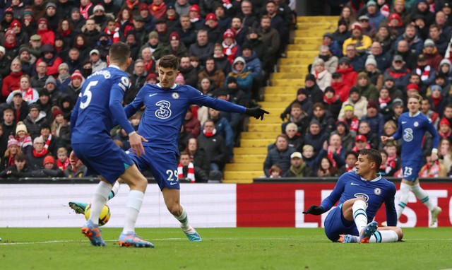 Pemain Chelsea Kai Havertz mencetak gol pertama mereka sebelum dianulir setelah peninjauan VAR di Anfield, Liverpool, Inggris. Foto: Phil Noble /Reuters