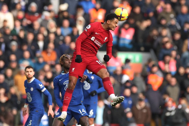 Pemain Liverpool Cody Gakpo duel dengan Trevoh Chalobah dari Chelsea di Anfield, Liverpool, Inggris. Foto: Phil Noble /Reuters