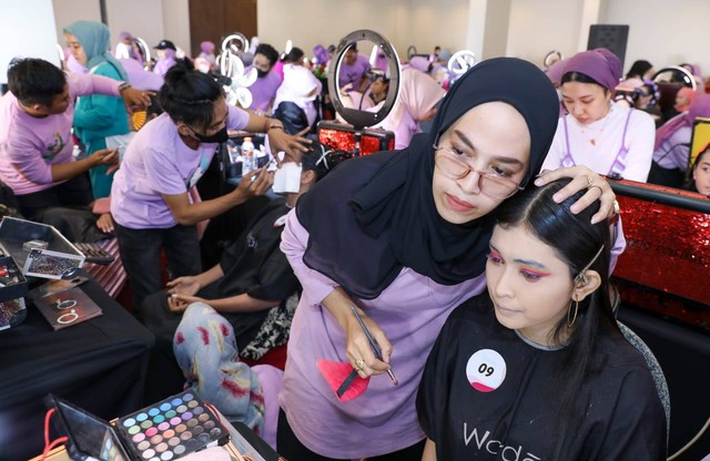 Relawan Srikandi Ganjar Sulsel dalam menggelar make up competition di Jalan Daeng Tompo, Ujung Pandang, Kota Makassar, Sabtu (21/1/2023). Foto: Dok. Istimewa