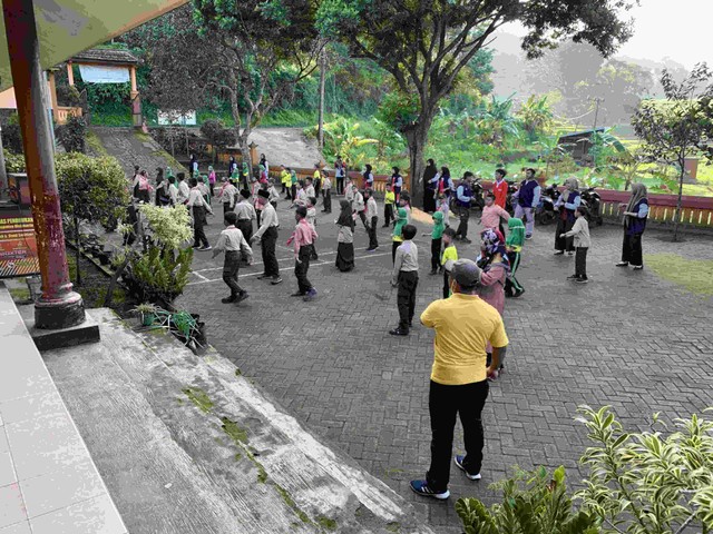 dok. kegiatan senam sehat di SDN Kedungudi