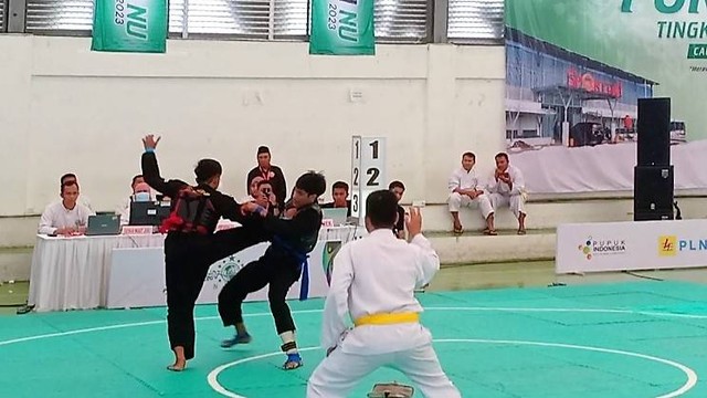 Pesilat berlaga dalam final cabang olahraga pencak silat Porseni NU 2023 di Hall Terminal Tirtonadi, Solo, Sabtu (21/01/2023). FOTO: Agung Santoso