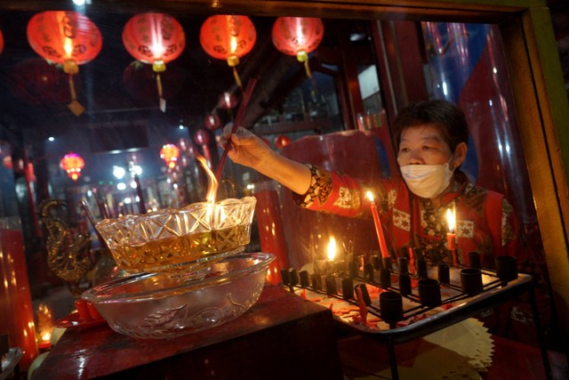 Warga keturunan Tionghoa bersembahyang menyambut tahun baru imlek di Klenteng Fuk Ling Miau, Gondomanan, Yogyakarta, Sabtu (21/1/2023). Foto: Andreas Fitri Atmoko/ANTARA FOTO