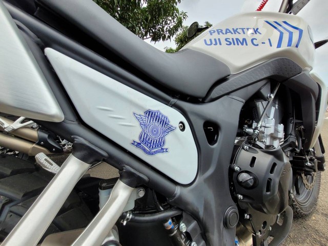 Logo Korlantas di Hunter Scrambler SK500 yang jadi motor ujian praktik SIM C1 Foto: Rizki Fajar Novanto/kumparan