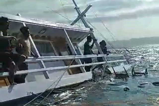 Tangkapan layar video yang memperlihatkan Kapal wisata Tiana terbalik di Perairan Batu Tiga, Labuan Bajo, Manggarai Barat, NTT, Sabtu (21/1/2023). Foto: ANTARA