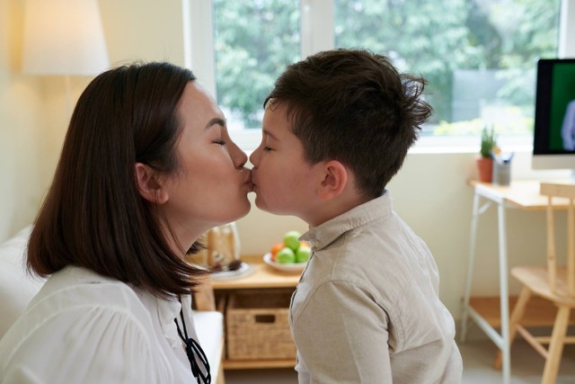 Ilustrasi mencium bibir anak. Foto: Dragon Images/Shutterstock