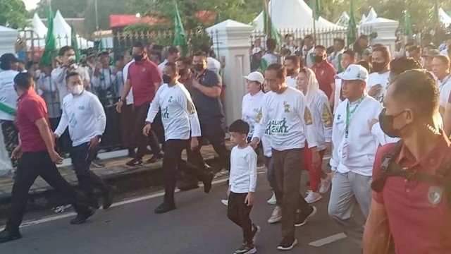 Presiden Jokowi dan Jan Ethes mengikuti jalan sehat peringatan 1 abad NU di Solo, Minggu (22/01/2023). FOTO: Agung Santoso