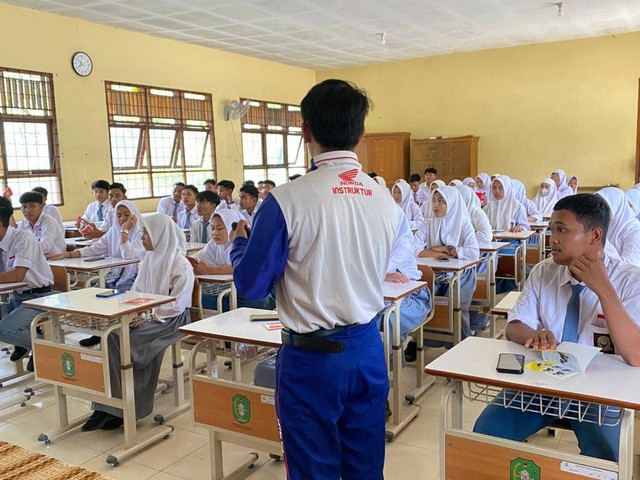 Astra Motor Kalbar memberikan edukasi berkendara kepada Pelajar SMAN 2 Sungai Kakap, Kalbar. Foto: Dok. AHM Kalbar