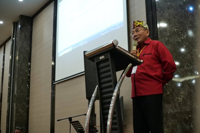 Cornelius Kimha sebagai ketua umum Dewan Adat Dayak (DAD) Kalimantan Barat periode 2023-2028. Foto: Yus Rizal/ Hi!Pontianak