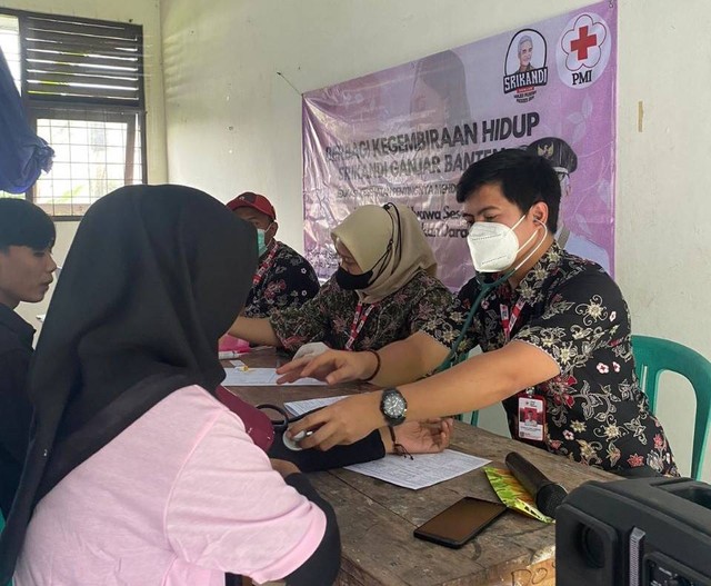 Sukarelawan Srikandi Ganjar Banten bersama PMI Lebak dalam menggelar kegiatan donor darah, Minggu (22/1). Foto: Dok. Istimewa