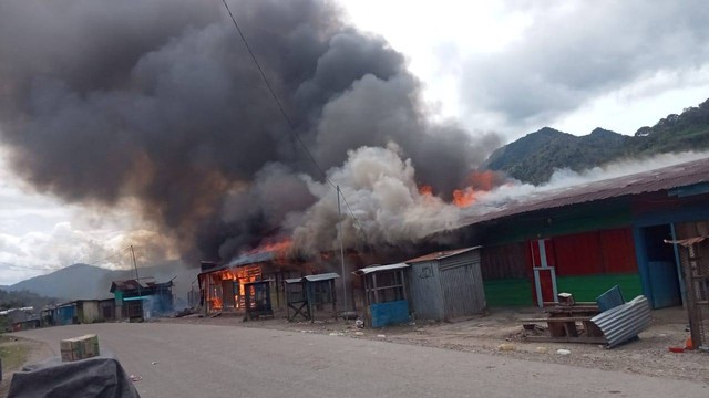 Pembakaran sejumlah kios di Dogiyai Papua Tengah. Foto Polda Papua