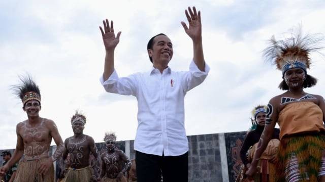 Presiden Joko Widodo menari tarian tradisional saat kunjungan kerja ke Kaimana, Papua Barat.  Foto: Dok. Kris - Biro Pers Sekretariat Presiden