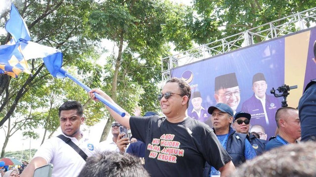 Anies Baswedan (tengah) Jalan Sehat di Bandung, Minggu (22/1/2023). Foto: Dok. NasDem