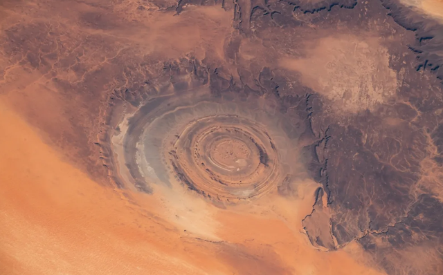 Mata Sahara adalah formasi misterius yang ada di Gurun Sahara, Mauritania. Foto: Blueee77/Shutterstock