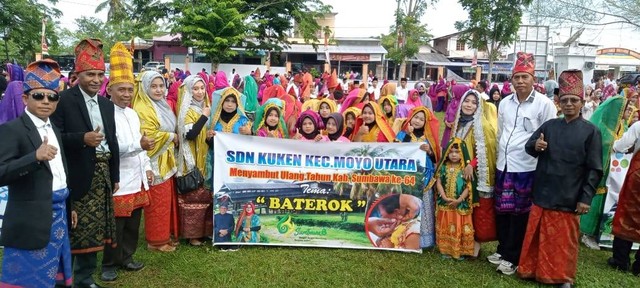 Salah satu kontingen yang ikut memeriahkan Karnaval Budaya dalam rangka menyambut Hari Ulang Tahun (HUT) Kabupaten Sumbawa ke 64. (sumber: Dokumentasi Pribadi)