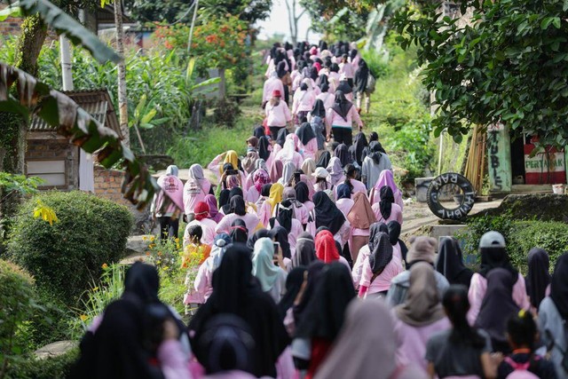 Sukarelawan Srikandi Ganjar Lampung menggelar jalan sehat pagi dengan mengundang perempuan milenial Kabupaten Way Kanan, Minggu (22/1/2023). Foto: Dok. Istimewa