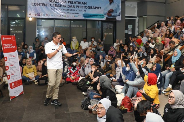 Menparekraf Sandiaga Uno saat menghadiri Beasiswa Pelatihan Content Creator dan Photography yang digelar di Jalan RE Martadinata, Kota Bandung, Minggu (22/1/2023)