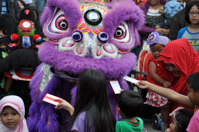 Pertunjukan barongsai untuk merayakan Tahun Baru Imlek diadakan di Taman Mini Indonesia Indah, di Jakarta. (Foto. Donny Haryadi/unsplash)