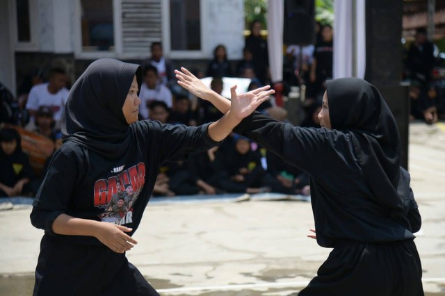 Sahabat Ganjar (Saga) dalam menggelar pertunjukkan pencak silat di di Kecamatan Pondoksalam, Kabupaten Purwakarta, Sabtu (21/1). Foto: Dok. Istimewa