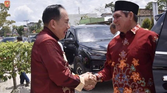 Pj Bupati Anang Dirjo mengunjungi kediaman Tokoh Tionghoa Kobar Hartono Halim, Minggu (22/1/2023). Foto: Prokom Kobar/InfoPBUN