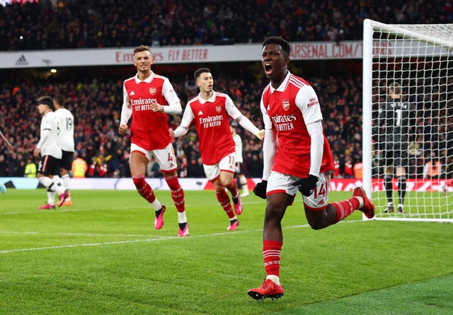 Eddie Nketiah dari Arsenal mencetak gol pertama mereka saat pertandingan melawan Manchester United di Stadion Emirates, London, Inggris. Foto: David Klein/Reuters