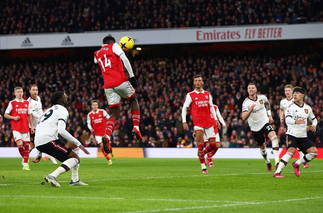 Eddie Nketiah dari Arsenal mencetak gol pertama mereka saat pertandingan melawan Manchester United di Stadion Emirates, London, Inggris. Foto: David Klein/Reuters