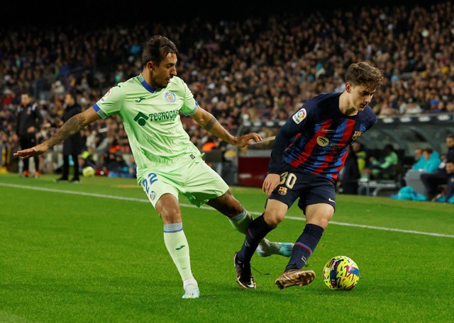 Gavi dari FC Barcelona beraksi dengan Damian Suarez dari Getafe saat melawan Getafe di Camp Nou, Barcelona, Spanyol. Foto: Albert Gea/Reuters