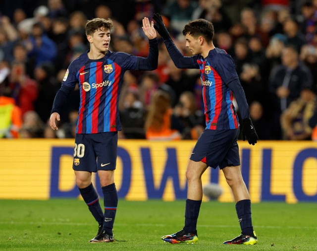 Pedri dari FC Barcelona merayakan gol pertama mereka saat melawan Getafe di Camp Nou, Barcelona, Spanyol. Foto: Albert Gea/Reuters