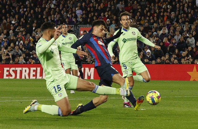 Pedri dari FC Barcelona mencetak gol pertama mereka saat melawan Getafe di Camp Nou, Barcelona, Spanyol. Foto: Albert Gea/Reuters