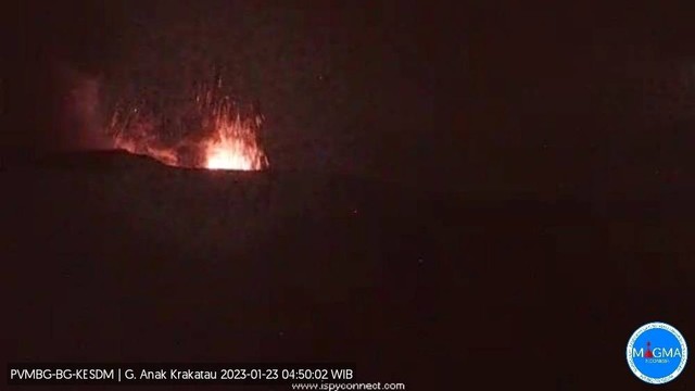 Gunung Anak Krakatau erupsi. Foto: PVMBG