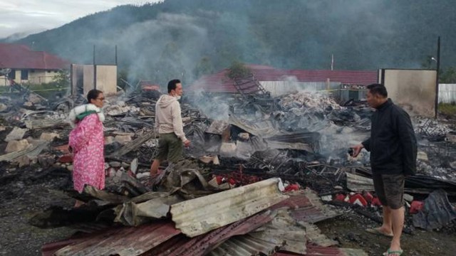 Sisa material kebakaran Kantor Inspektorat Kabupaten Puncak Jaya. Foto Polda Papua