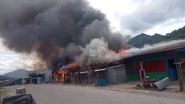 Pembkaran sejumlah kios di Mapia, Kabupaten Dogiyai Provinsi Papua Tengah. Foto Polda Papua
