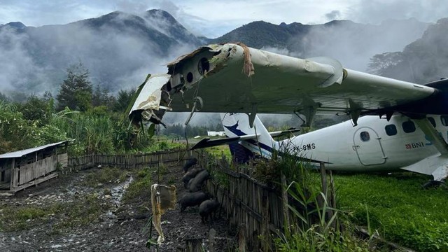 Pesawat Twin Otter Sam Air tergelincir di Beoga, Kabupaten Puncak Provinsi Papua Tengah. Foto istimewa