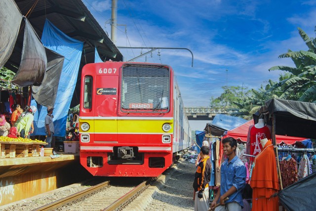 Cara ke Lotte Shopping Avenue Naik KRL, Foto: Unsplash/Dwi Cahyo.