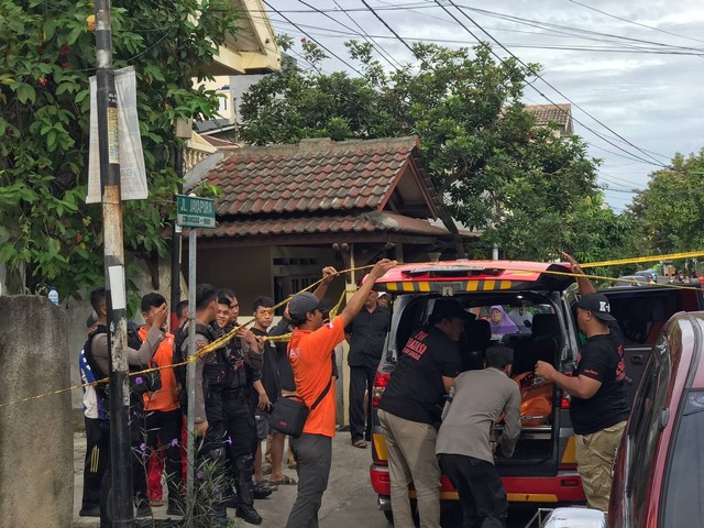 Dugaan pembunuhan di Kecamatan Cimanggis, Kota Depok, Senin (23/1). Korban membunyikan klakson terus-menerus meminta pertolongan.  Foto: Dok. Istimewa