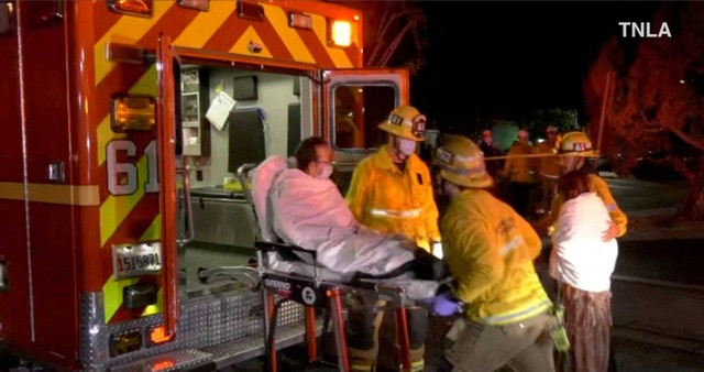 petugas tanggap darurat membantu seseorang ke ambulans setelah penembakan di Monterey Park, California, AS 22 Januari 2023. Foto: TNLA/Handout via REUTERS