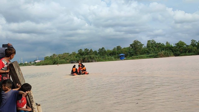 Pencarian wanita yang berhalusinasi akan dibunuh sehingga loncat ke Sungai Jeneberang, Gowa, Minggu (22/1). Dok: Istimewa.