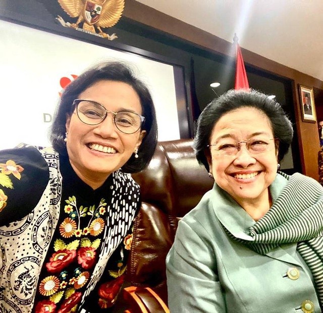 Sri Mulyani bersama Megawati Soekarnoputri. Foto ini diunggah sang Menkeu di akun medsosnya saat mengucapkan selamat ulang tahun ke-76 untuk Megawati pada 23 Januari 2023. Sejumlah menteri lain pun melakukan hal serupa. Foto: Instagram/@smindrawati