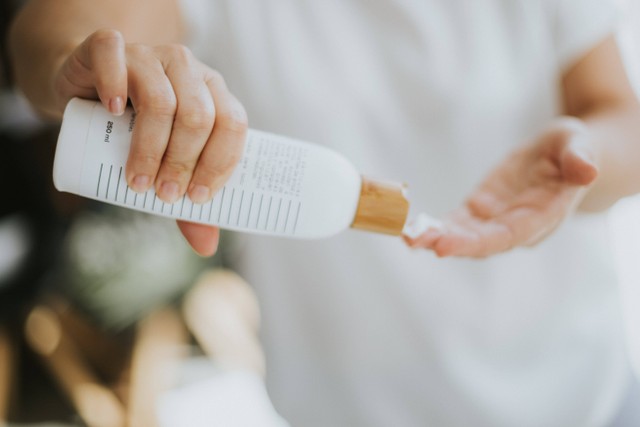 Ilustrasi penggunaan serum wajah pria. Foto: Pexels.com