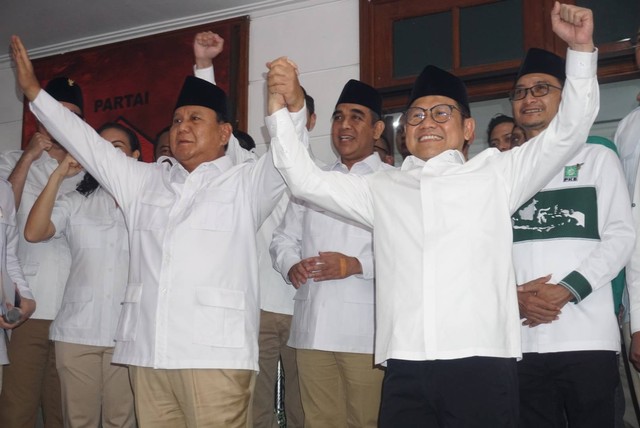 Ketua Umum Partai Gerakan Indonesia Raya (Gerindra) Prabowo Subianto bersama Ketua Umum Partai Kebangkitan Bangsa (PKB) Muhaimin Iskandar meresmikan Sekretariat Bersama Partai Gerindra dan PKB di Kawasan Menteng, Jakarta pada Senin (23/1). Foto: Iqbal Firdaus/kumparan