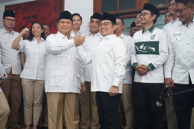Ketua Umum Partai Gerakan Indonesia Raya (Gerindra) Prabowo Subianto bersama Ketua Umum Partai Kebangkitan Bangsa (PKB) Muhaimin Iskandar meresmikan Sekretariat Bersama Partai Gerindra dan PKB di Kawasan Menteng, Jakarta pada Senin (23/1). Foto: Iqbal Firdaus/kumparan