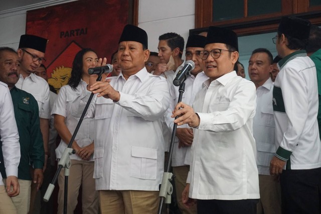 Ketua Umum Partai Gerakan Indonesia Raya (Gerindra) Prabowo Subianto bersama Ketua Umum Partai Kebangkitan Bangsa (PKB) Muhaimin Iskandar meresmikan Sekretariat Bersama Partai Gerindra dan PKB di Kawasan Menteng, Jakarta pada Senin (23/1). Foto: Iqbal Firdaus/kumparan