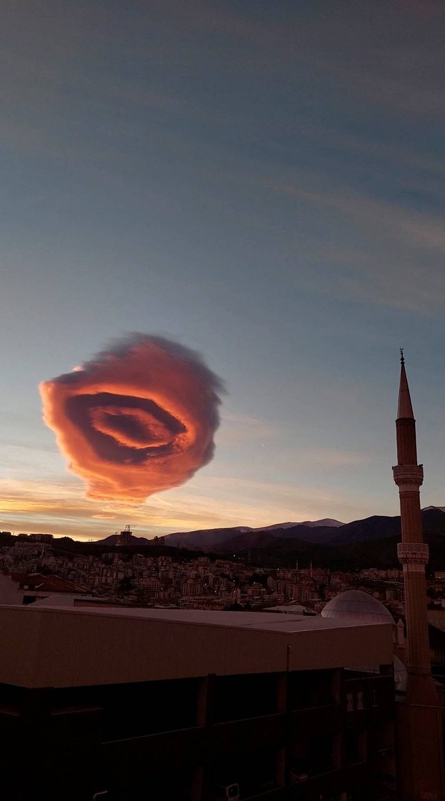 Penampakan awan aneh di Turki. Foto: Hafize Aktas/via REUTERS