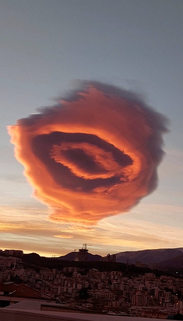 Penampakan awan aneh di Turki. Foto: Hafize Aktas/via REUTERS