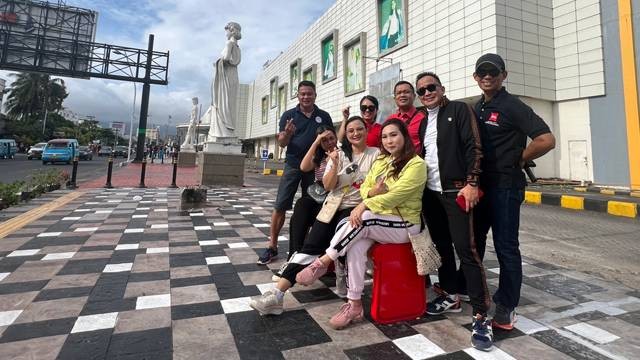 Pedestrian jalan Boulevard Manado yang kini jadi lokasi spot foto untuk warga.