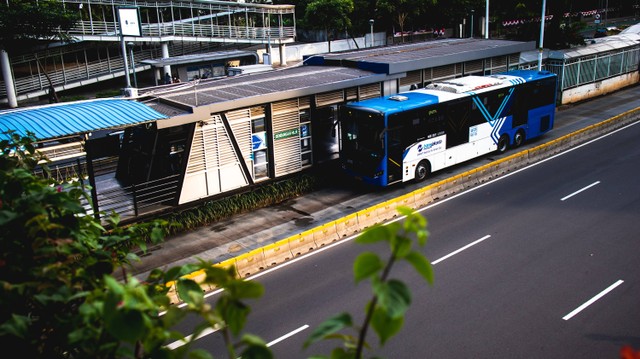 Cara naik TransJakarta 2023 dengan mudah. Foto: Unsplash/Abdulloh Fauzan.