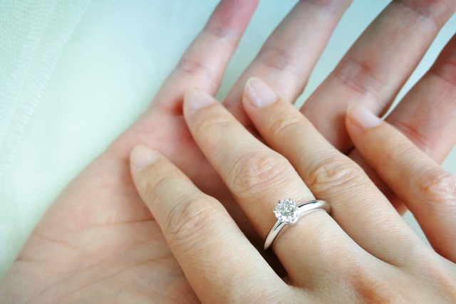 Ilustrasi perempuan mengenakan cincin di jari tengah. Foto: bemyself780/Shutterstock