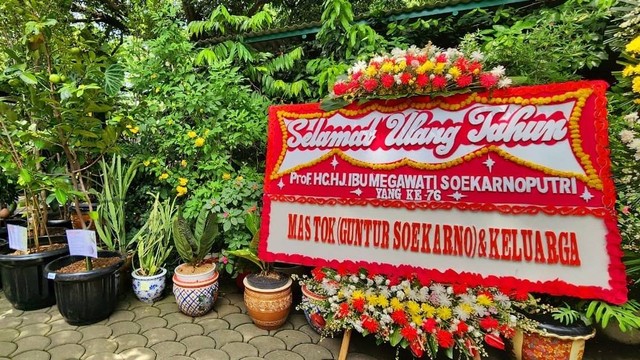 Karangan bunga ucapan ulang tahun di rumah Megawati. Foto: Dok. PDIP