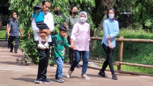 Presiden Jokowi bersama Ibu Iriana, Jan Ethes Srinarendra, dan La Lembah Manah berkeliling Solo Safari, Senin (23/01/2023). FOTO: Fernando Fitusia