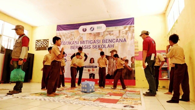 Siswa SD Korban Longsor Belajar Siaga Bencana Sambil Bermain Bersama ARM HA IPB